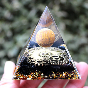 Adorno de Escritorio Piramidal de Resina Epoxi con Diseño de Engranajes de Reloj, Decoración Feng Shui, Paquete Individual - Product Image 1