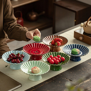 Plato de cerámica para frutas con diseño de pétalos de crisantemo, plato de porcelana para servir, para fiestas de té, plato para aperitivos, redondo, estilo retro de lujo - Product Image 1