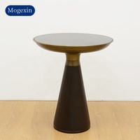 Luxueuse table basse circulaire en métal et bois de style marocain pour salon ou café avec un design de coffre unique