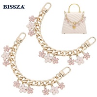 Porte-clés Nid d'Abeille Doré avec Breloque Hexagonale en Émail, Strass et Cristal pour Sac, Sac à Main, Fourre-tout – Cadeau pour Apiculteur