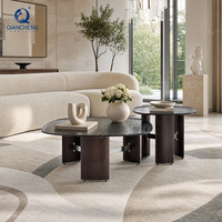 Collection de tables basses de luxe minimalistes avec plateau en verre trempé effet vague et base en acier inoxydable pour projets commerciaux
