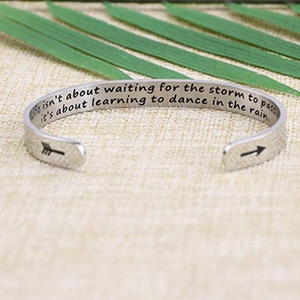 Bracelet Manchette Inspirant en Acier Inoxydable avec Citation Motivante : « Crois en toi comme je fais, continue à avancer » - Product Image 5