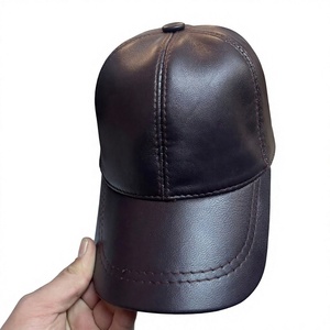 C'est une casquette de baseball en cuir véritable marron. - Product Image 1