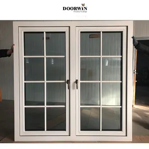 باب فرنسي متأرجح مزدوج من الألومنيوم الأبيض من Doorwin مع نافذة بابية بإطارات خشبية بتصميم شبكي