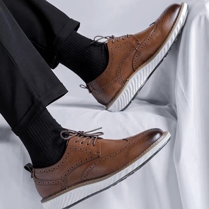 Chaussures plates de style britannique à motif sculpté avec sangle en cuir huilé brun - Product Image 4