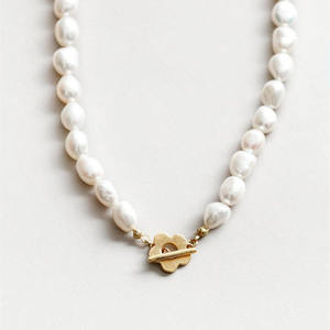 قلادة خانقة كلاسيكية عتيقة من النحاس المطلي بالذهب عيار 18 قيراط مع خرز لؤلؤ المياه العذبة على شكل زهرة للخطوبة والحفلات والهدايا - Product Image 3