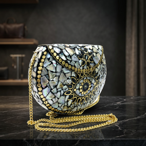 Bolso de mano de lujo hecho a mano con diseño de concha marina y cadena dorada, inspirado en el latón, para bodas y fiestas, bolsos de moda al por mayor - Product Image 1