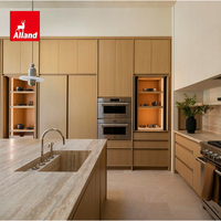 Meubles de cuisine Alland en bois massif de chêne blanc scié en longueur, aspect bois, style japonais, avec porte de garde-manger escamotable, îlot de cuisine Japandi