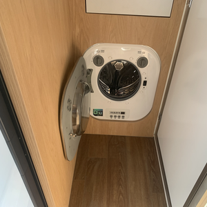 Caravane de voyage moderne avec connecteur d'alimentation, système de charge sur route et canapé-lit queen size avant 1400*2000 - Product Image 4