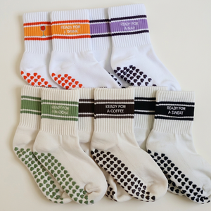 Chaussettes de Pilates JZVINA pour femmes, longueur mi-mollet, motif rayé, imprimé lettres, antidérapantes avec semelle en silicone, motif personnalisé pour la salle de sport intérieure - Product Image 1