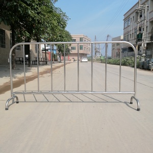 Barrière de sécurité en acier inoxydable de 1000 mm pour le contrôle des foules lors d'événements, classe IP65, réfléchissante, utilisée dans la gestion du trafic - Product Image 3
