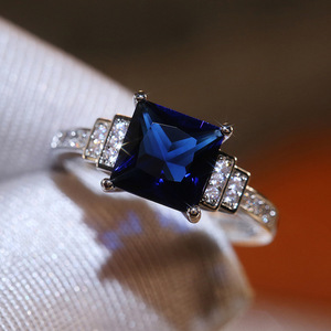 Anello di colore blu intenso dal design elegante per donna - Product Image 1
