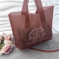 Sac à provisions personnalisé sac en plastique recyclable avec poignée souple et boucle avec logo personnalisé pour l'emballage de vêtement