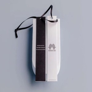 ป้ายแขวนเสื้อผ้าคุณภาพสูงแบบกำหนดเอง วัสดุกระดาษแข็งแรง พร้อมพิมพ์แบรนด์และเย็บติดด้วยด้าย สำหรับแฟชั่น - Product Image 1