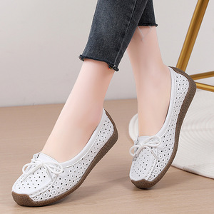 รองเท้าผู้หญิงสำหรับฤดูใบไม้ผลิและฤดูร้อน แบบสวม พื้นเรียบ ระบายอากาศได้ดี เหมาะสำหรับผู้สูงอายุ พื้นยางนุ่ม รองเท้าคุณแม่ - Product Image 1