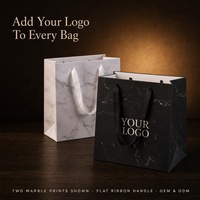 Sac cadeau en papier imprimé marbre personnalisé en gros avec ouverture supérieure, soufflet latéral, base large et poignée en ruban plat pour emballage cadeau de détail