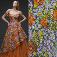 Robe de soirée sirène en satin à col montant, dentelle, broderie perlée et sequins, avec traîne chapelle en organza, antistatique