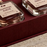 Boîte à parfum rigide de luxe personnalisée, style livre rouge magnétique, écologique, avec doublure en éponge pour cosmétiques et soins de la peau, double flacon