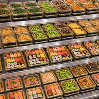 Barquette à sushi carrée jetable en plastique noir et or avec couvercle transparent en PET pour plats à emporter