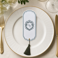 Carte de menu de mariage personnalisée découpée sur mesure avec logo monogramme couple et pompon pour la décoration de table de banquet de mariage