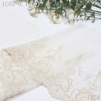 Dentelle brodée en maille style français avec paillettes, motifs cœurs et fleurs, 19 cm, blanc beige, pour ourlets de jupes et robes, vente en gros