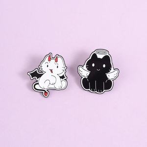 Spilla in lega di zinco smaltata con ali di angelo e diavolo in stile cartone animato, placcatura in nichel nero, per zaino e risvolto, design simpatico bianco e nero - Product Image 1