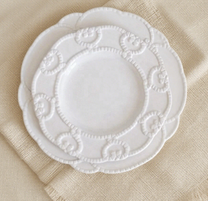 Assiette en céramique de cour française Vaisselle occidentale créative en relief blanche Assiette à dessert à steak pour restaurant à domicile - Product Image 1