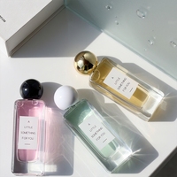 Vente en gros de flacons de parfum vides en verre carré de luxe de 50 ml avec pulvérisateur à pompe givré et estampé à chaud, emballage en boîte