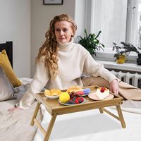 Table de lit en bois d'acacia avec pieds pliants, plateaux pour le petit-déjeuner, plateau de service pour les aliments et les collations