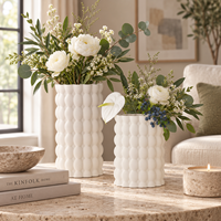 Vase à fleurs en céramique imprimé en 3D avec texture géométrique en relief et bord ondulé