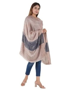 Écharpe en laine tissée élégante et légère pour femme, avec un tissu doux, un design long et enveloppant, et un confort optimal pour la superposition. - Product Image 1