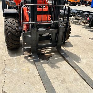 Grúa de Horquilla de Servicio Pesado con Tracción en las Cuatro Ruedas y Neumáticos, con Motor Diésel de 76KW, Caja de Cambios, Bomba y Capacidad de 5 Toneladas - Product Image 2