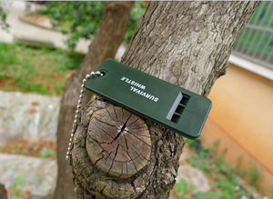 Sifflet de sécurité SOS en plastique ultra-mince pour voyage en extérieur avec chaînes en acier pour le sauvetage et la survie en plein air, logo personnalisé, cadeau - Product Image 3