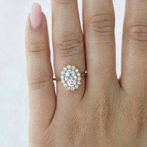Bague de fiançailles et d'anniversaire de luxe pour femme en or 18 carats, sertie d'un diamant ovale de laboratoire certifié IGI - Product Image 4