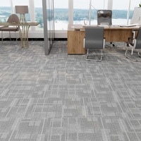 Dalles de moquette grises à usage commercial, modernes, à fort trafic, avec support en nylon et PVC, texture à fines mailles pour les bureaux à haute efficacité