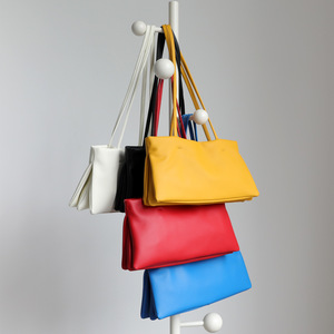 Sac à bandoulière souple en cuir véritable pour femme avec deux sangles et fermeture éclair, style simple, nouvelle collection Printemps/Été 2026 - Product Image 4