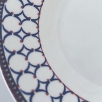 Assiette en céramique à bordure géométrique en dentelle bleue et rouge pour la maison, l'hôtellerie, la restauration, la salle à manger, le service de nourriture et la décoration de table