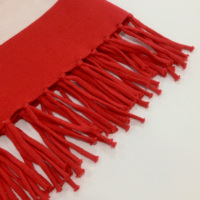 Fabricant de chandail de sororité Cape en tricot personnalisé pour femmes chandail jacquard à rayures et à pompons en acrylique à la mode poncho d'enveloppement