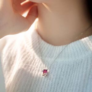 Collier pendentif Dylam haut de gamme pour femme, lettre initiale Q en cristal de zircone 5A et breloque, chaîne dégradée de couleurs - Product Image 3