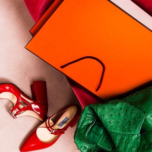 Sacs en carton orange écologiques et recyclables de luxe, impression de logo personnalisée, impression à l'écran tendance, emballage pour vêtements et chaussettes - Product Image 1