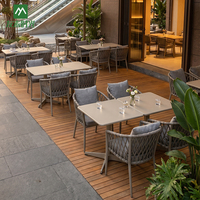 Ensemble de table et chaises de salle à manger en rotin d'extérieur en gros, chaise à structure en aluminium et table carrée pour restaurants et cafés commerciaux