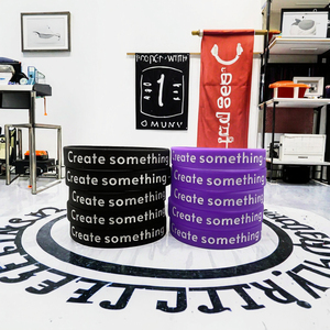 Pulsera de Silicona Personalizada con Diseño Propio Grabado o en Relieve para Fiestas, Eventos Deportivos, Diseño Personalizado Directo de Fábrica - Product Image 3