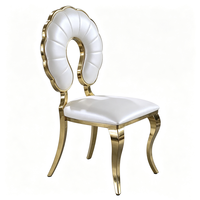 Chaise de banquet de luxe avec dossier ajouré floral, pieds courbés en acier inoxydable et assise rembourrée blanche, pour hôtels, villas, fêtes et événements