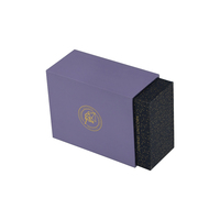 Boîte à parfum haut de gamme personnalisée, design de logo violet luxueux, couvercle et base élégants, emballage en papier, gaufrage, présentation de parfum raffiné