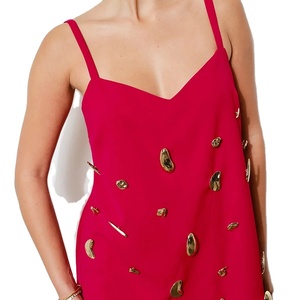 ชุดเดรสลำลองสำหรับงานปาร์ตี้ คอวี สายเดี่ยวสีแดง แต่งลายทองเมทัลลิก ดีไซน์หรูหรา คุณภาพสูง สำหรับฤดูใบไม้ผลิและฤดูร้อน - Product Image 4