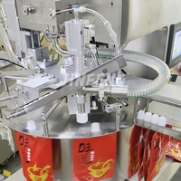 Machine de remplissage et de capsulage de sachets pour shampoing, lessive, détergent, crème, jus, liquide