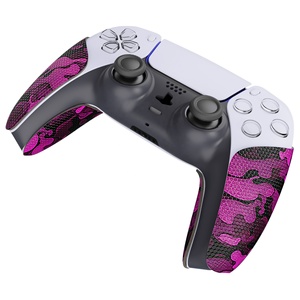 Almohadillas de Goma Suave con Textura Profesional Antideslizantes y Absorbentes de Sudor en Camuflaje Rojo Rosa y Negro para el Control de PS5 - Product Image 4