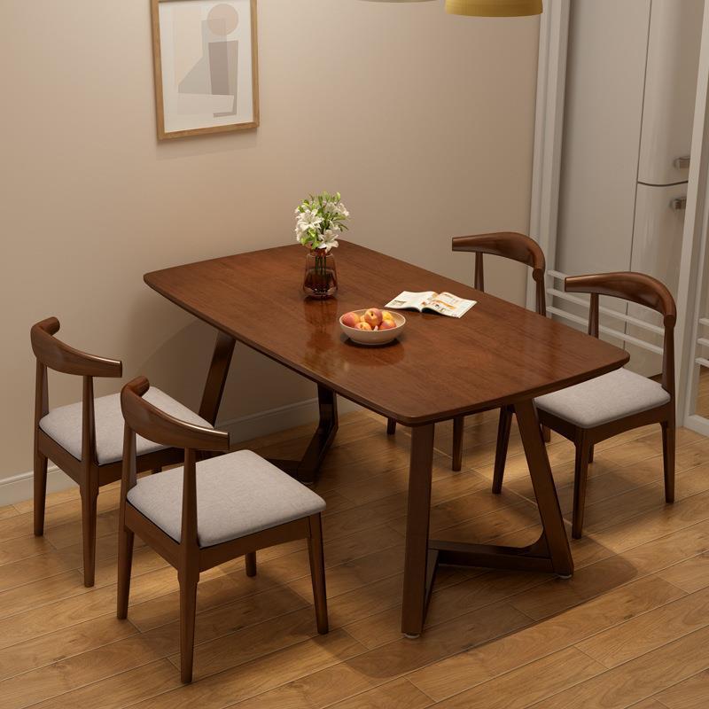 1 table et 4 chaises, couleur noyer