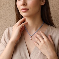 Collier personnalisé avec pendentif en zircone rose en forme de larme sur cordon tressé