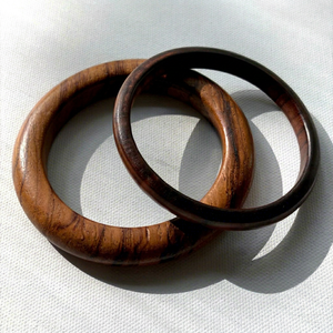 SOFIYA CRAFT Juego de Brazaletes de Madera Natural para Mujer, Brazalete Redondo Pulido con Vetas Marrones, Regalo Clásico, Joyería Católica - Product Image 1